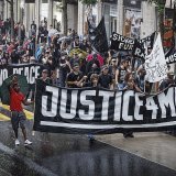 Les manifestants ont exigé que justice soit faite pour Mike, mort lors de son arrestation par la police en 2018.